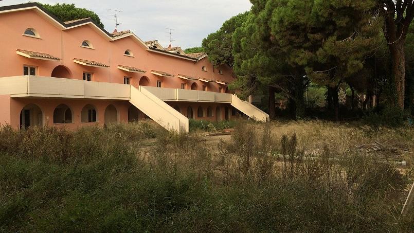 Uno dei blocchi della cav Acquamarina a Marina di Grosseto