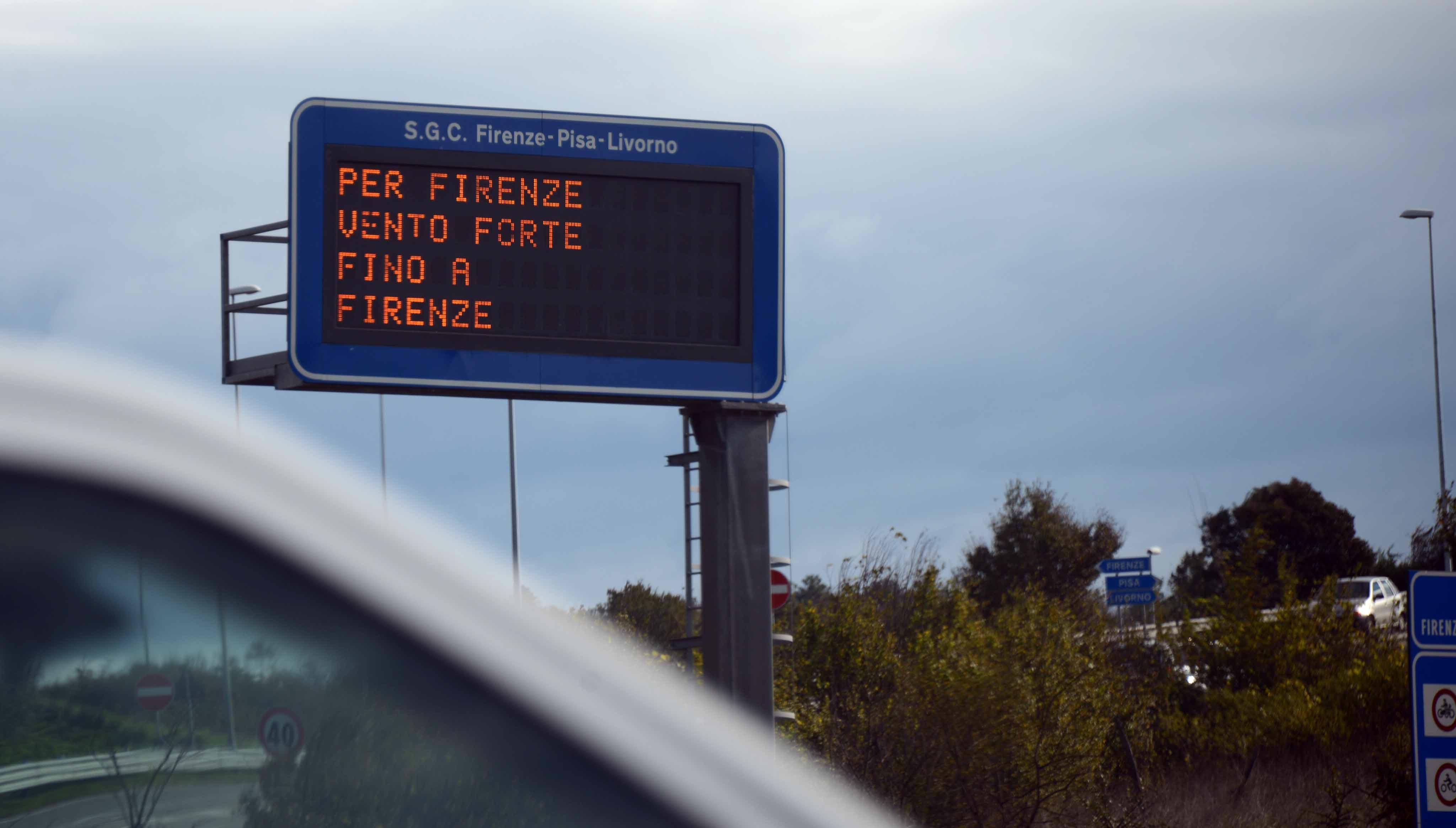 Chiusa ai mezzi telonati la superstrada all'altezza dello svincolo per Livorno