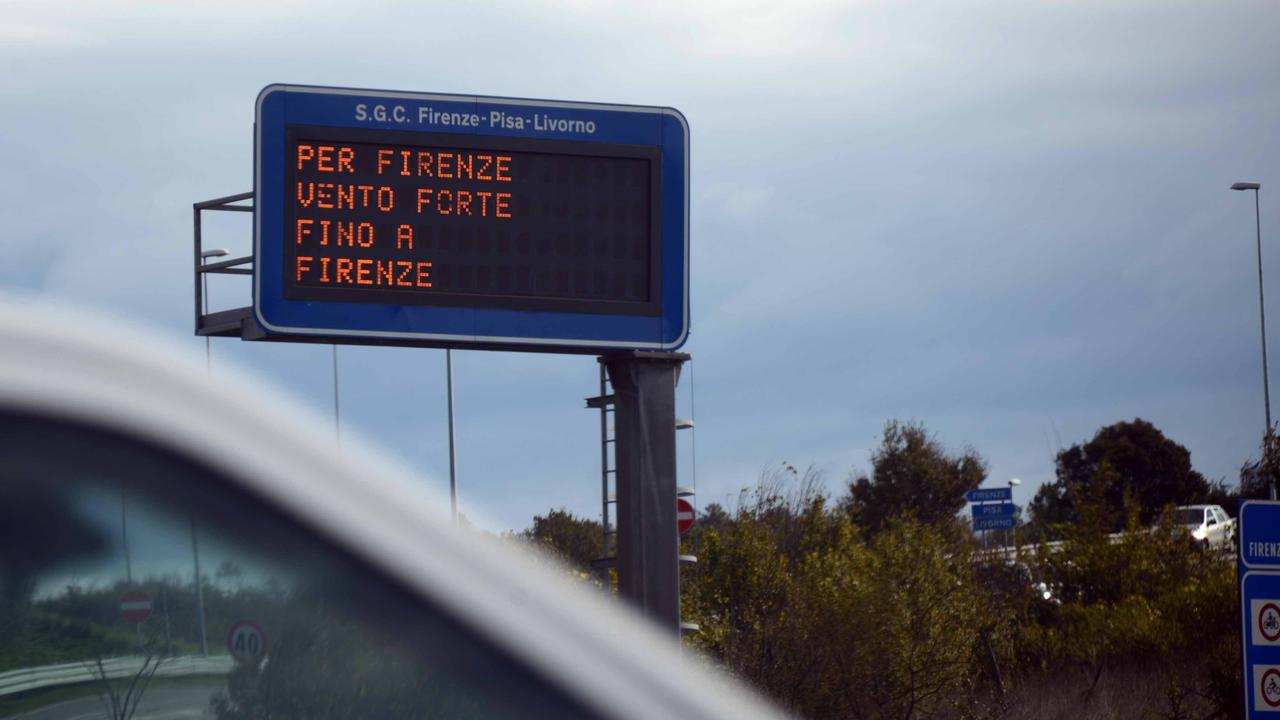Chiusa ai mezzi telonati la superstrada all'altezza dello svincolo per Livorno