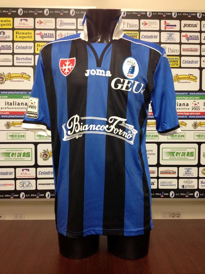Una delle maglie messe all'asta per beneficenza