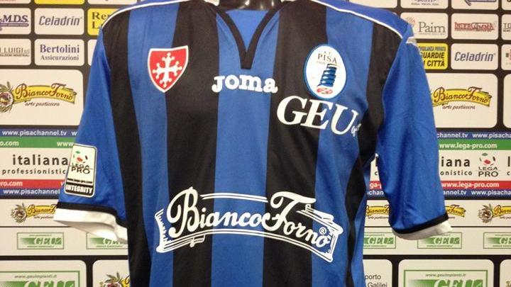 Una delle maglie messe all'asta per beneficenza