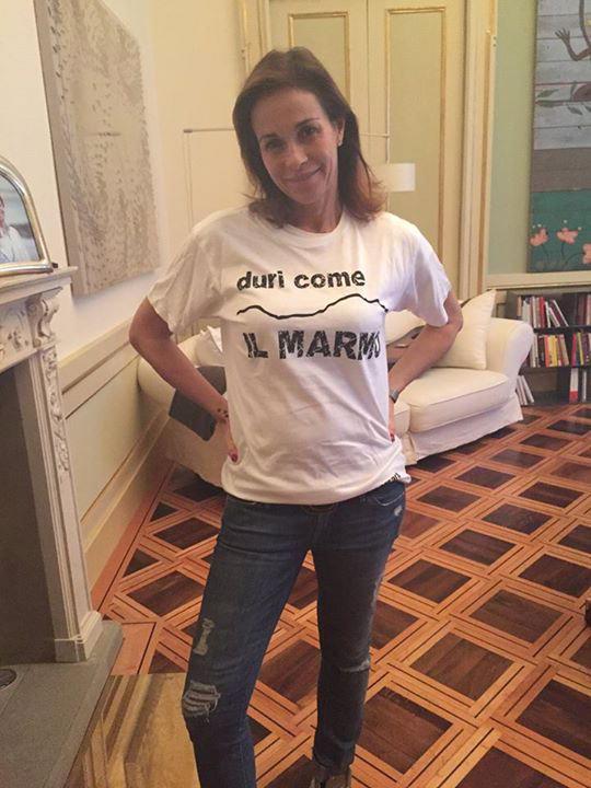 Cristina Parodi indossa la maglia pro alluvionati