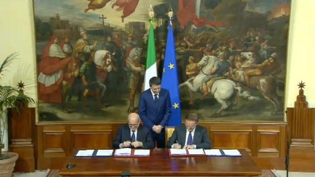 Il momento della firma di Rebrab e Nardi alla presenza di Renzi