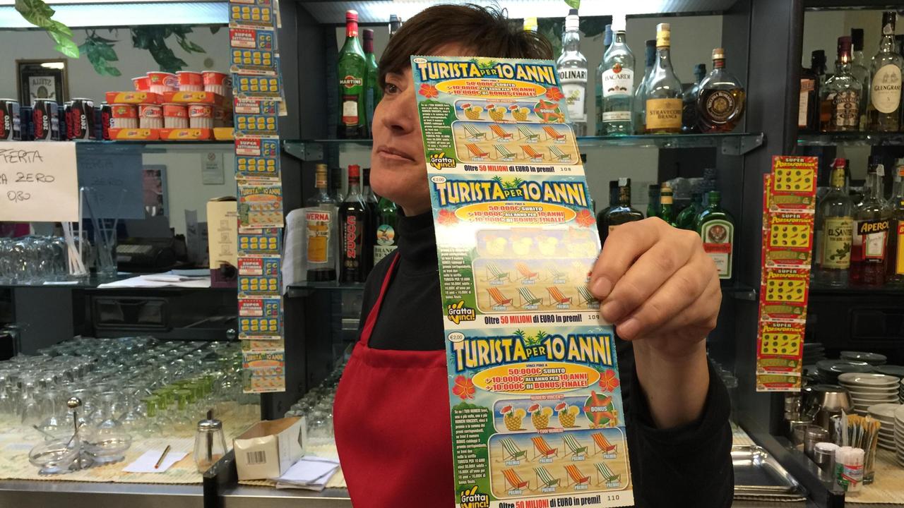 La titolare del bar La Posta che ha venduto il tagliando fortunato (foto Silvi)