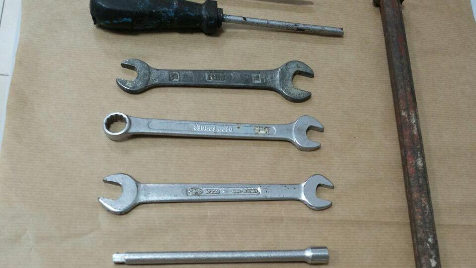 Gli arnesi rinvenuti dalla polizia ad uno dei ladri di biciclette