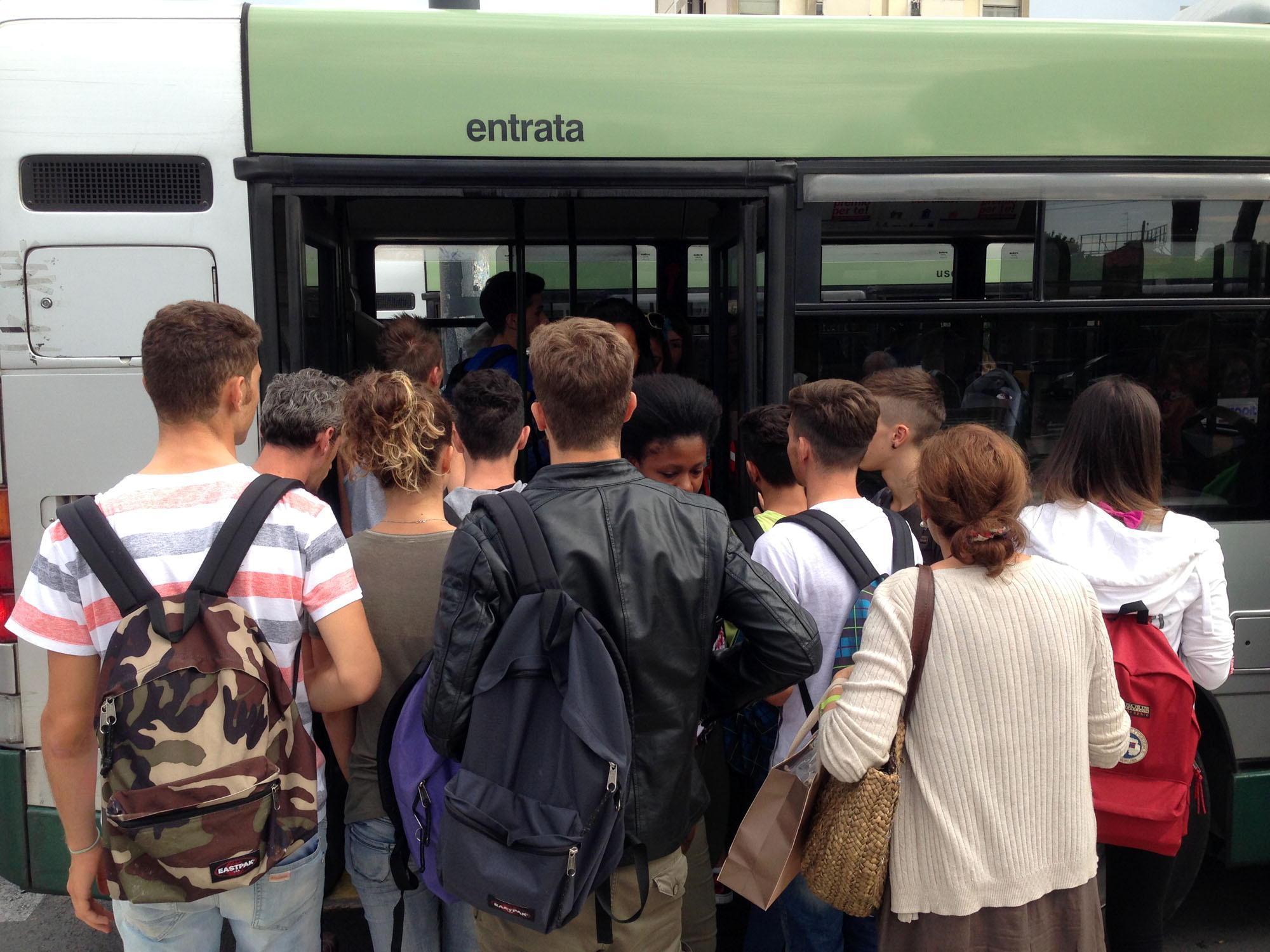 Il pullman arriva già pieno a Montecatini: studenti restano a terra