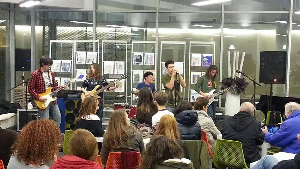 Un momento musicale durante "Ungrade fair"