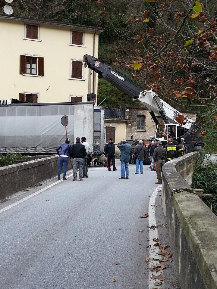 La gru intervenuta per liberare la strada dal tir rimasto incastrato in curva