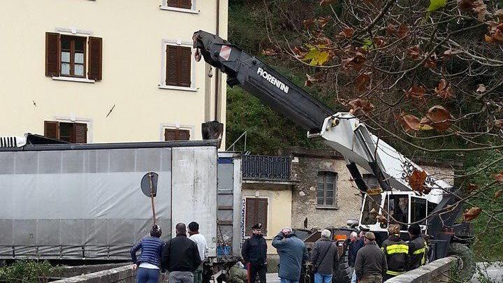 La gru intervenuta per liberare la strada dal tir rimasto incastrato in curva