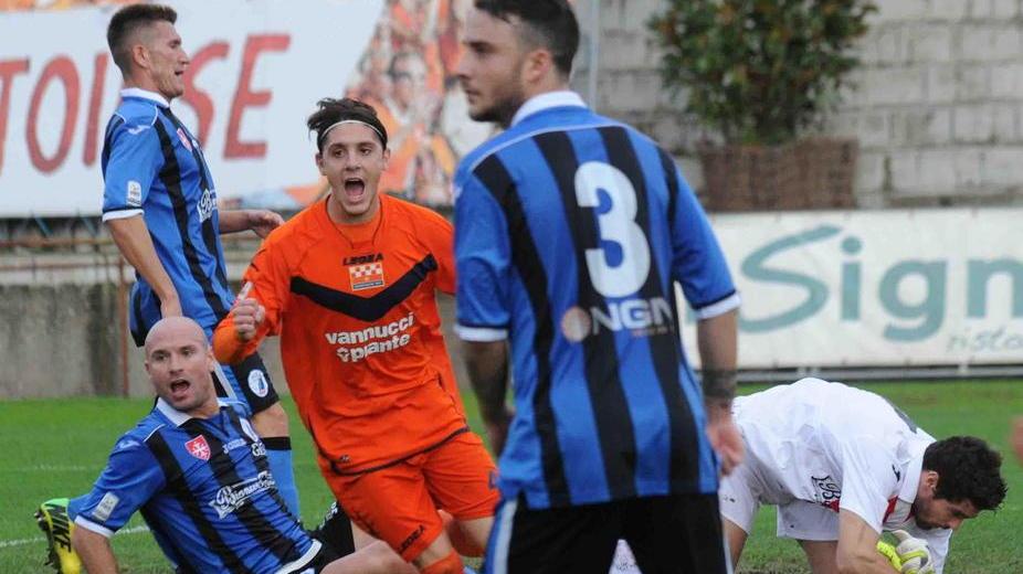 La gioia di Vassallo dopo il gol segnato al Pisa (Foto Gori)