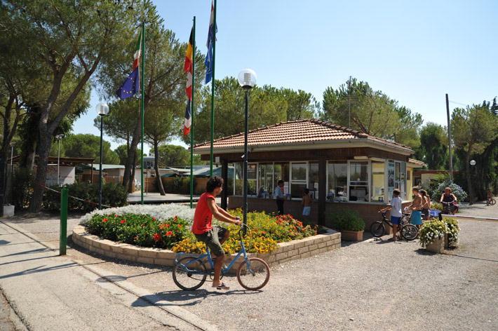 L'ingresso del campeggio I Melograni, di proprietà del Comune di Bibbona