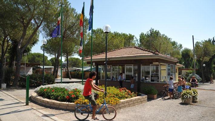 L'ingresso del campeggio I Melograni, di proprietà del Comune di Bibbona