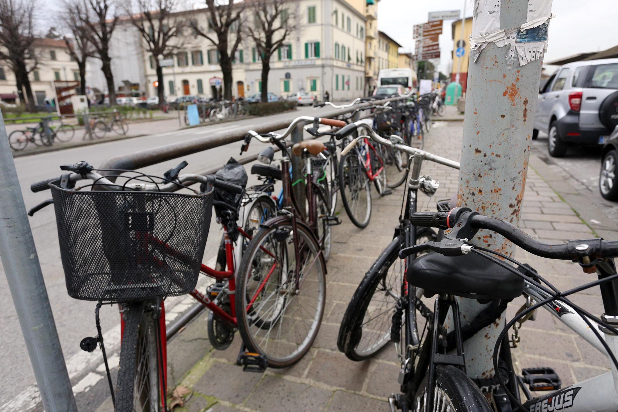 Biciclette parcheggiate fuori dalle rastrelliere (foto d'archivio)