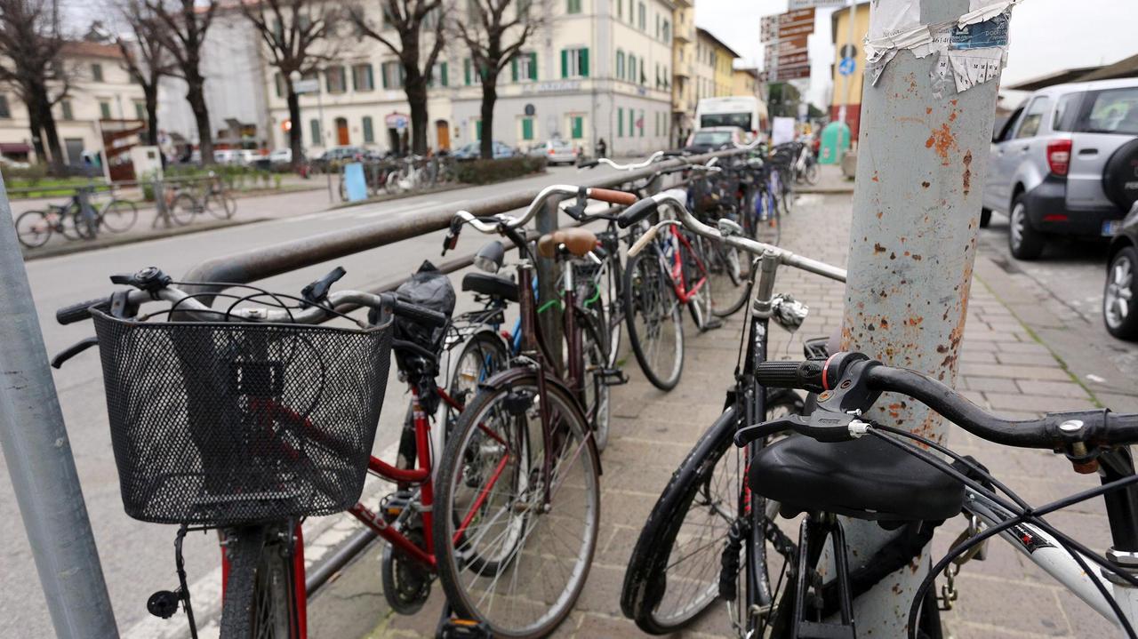 Biciclette parcheggiate fuori dalle rastrelliere (foto d'archivio)