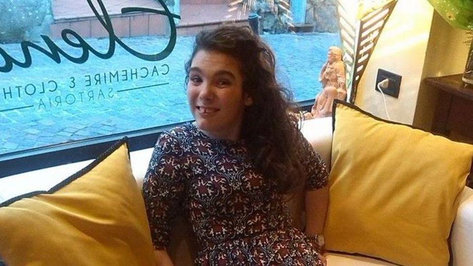 Elena Borgognoni nel suo negozio di abbigliamento a Maresca