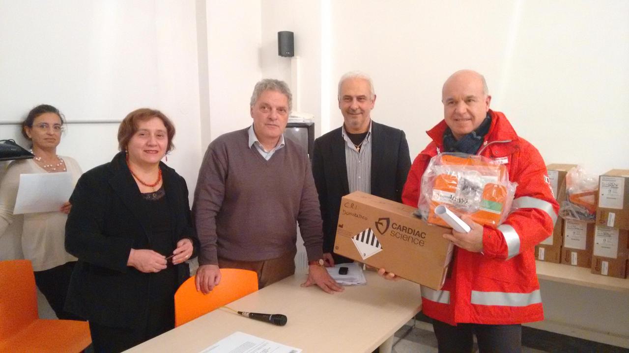 Un momento della consegna dei defibrillatori