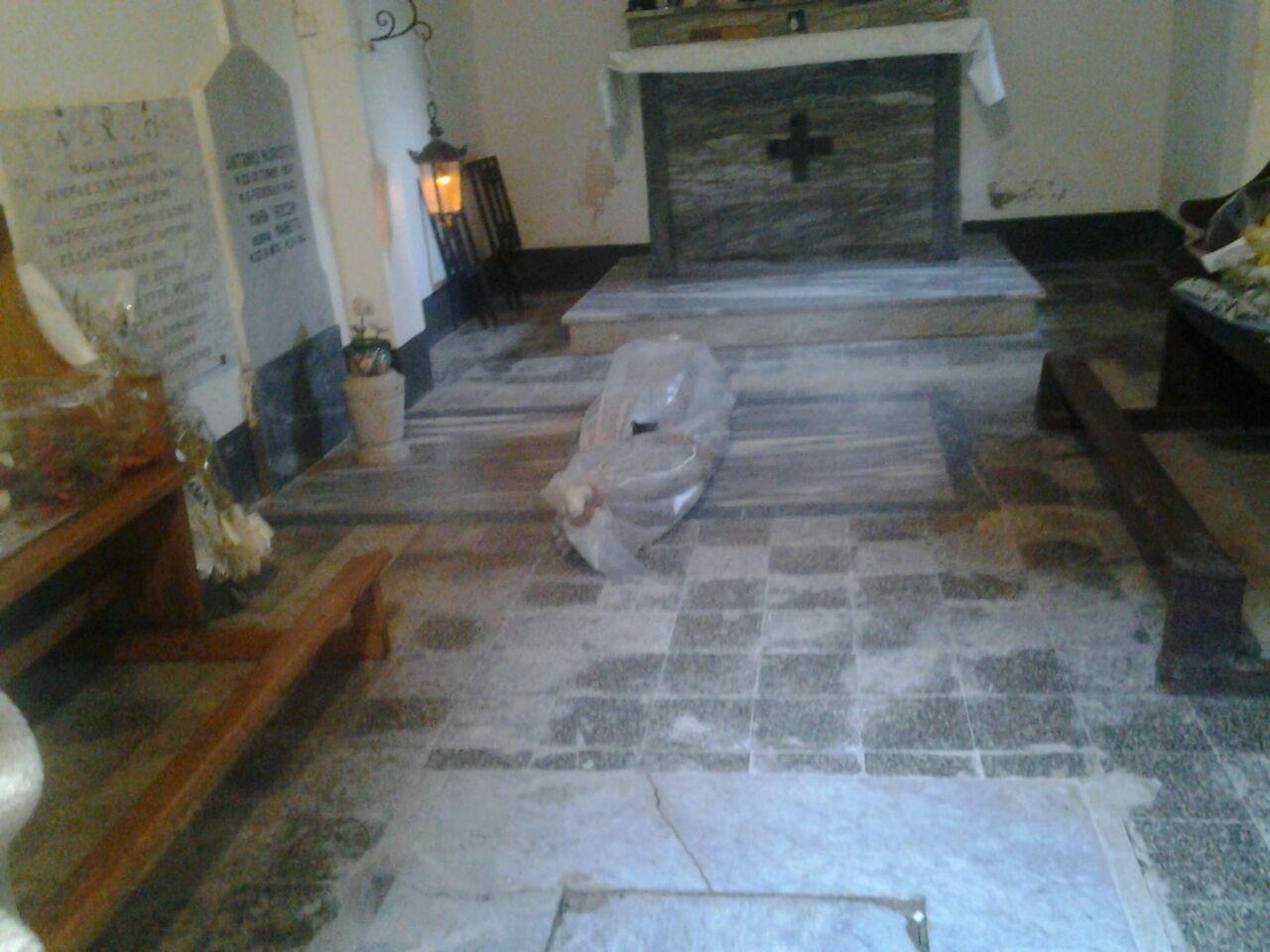 Il sacco con i resti di un uomo nel mezzo della chiesa del cimitero