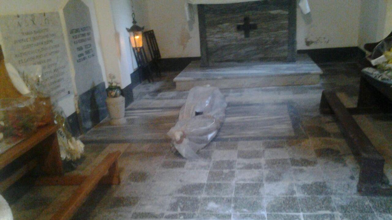 Il sacco con i resti di un uomo nel mezzo della chiesa del cimitero