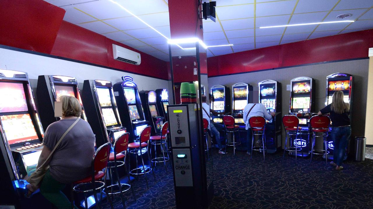 Giocatori in una sala giochi di slot machine