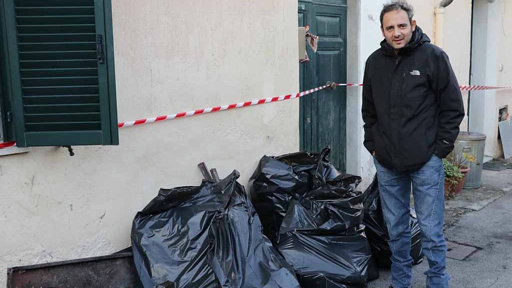 Arnaldo Mangini davanti alla sua casa dopo l'incendio