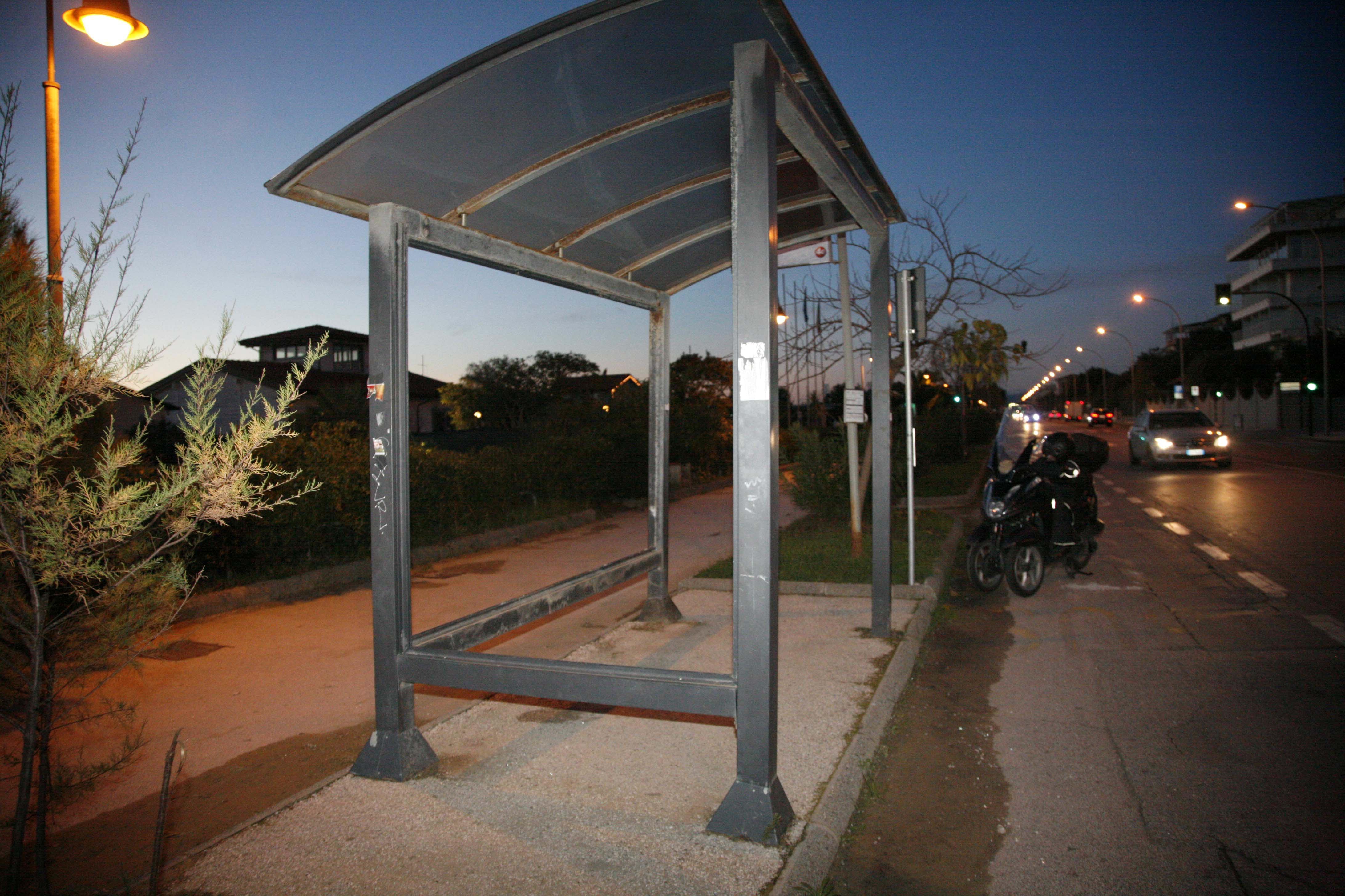 La pensilina della fermata del bus a Motrone