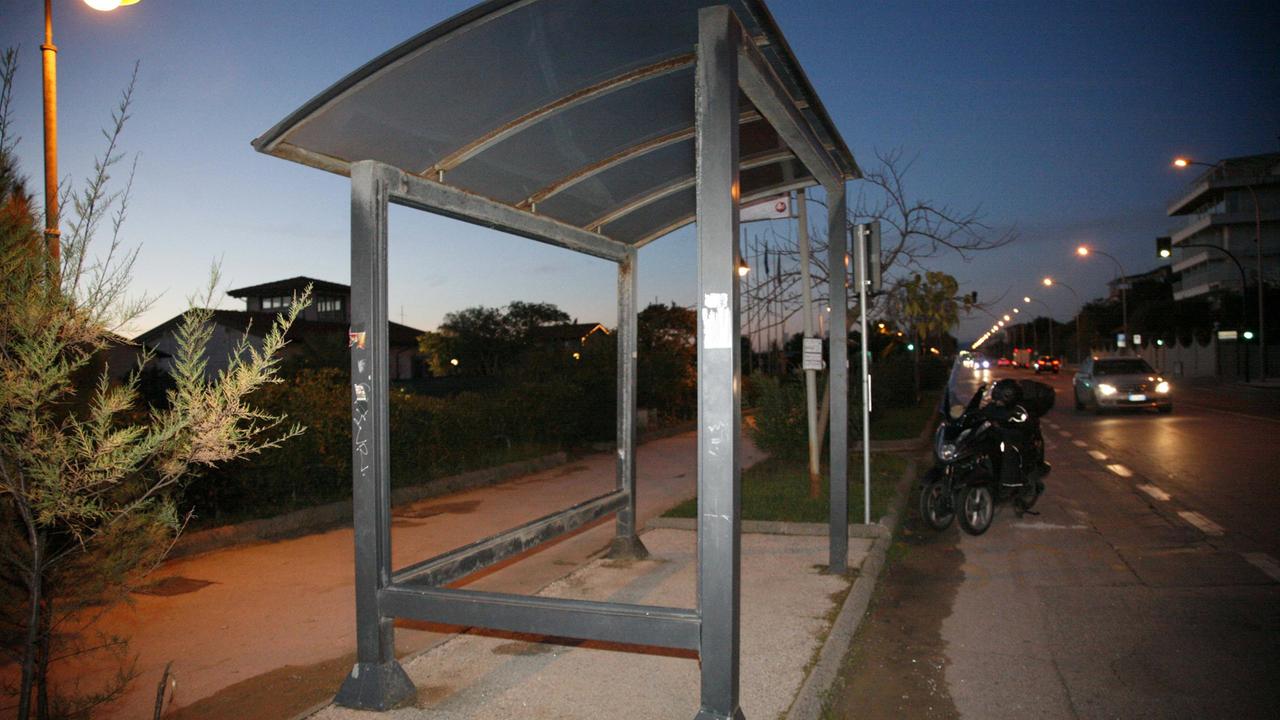 La pensilina della fermata del bus a Motrone