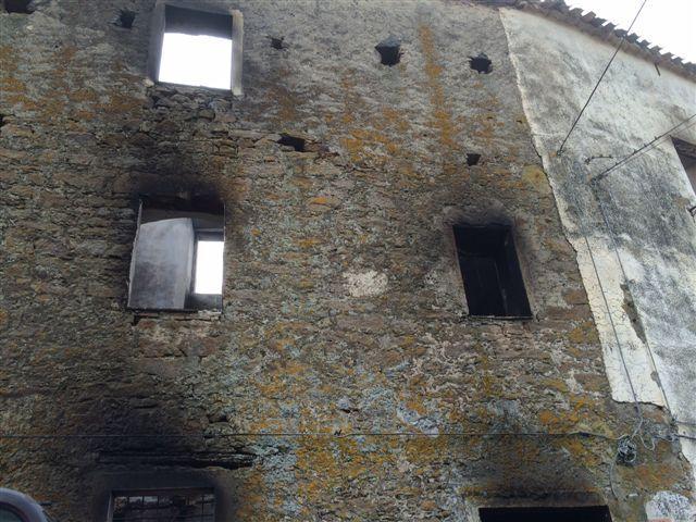 L'edificio danneggiato dall'incendio