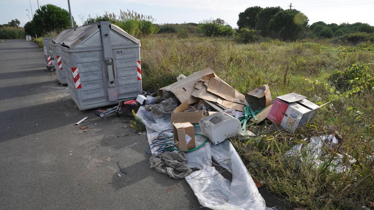 Rifiuti abbandonati ai cassonetti