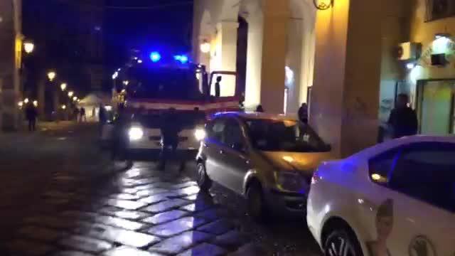 I vigili del fuoco davanti all'H24 in cui è scoppiato l'incendio