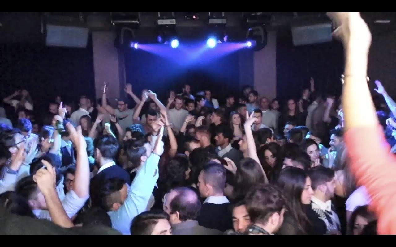 Gente che balla in discoteca (foto d'archivio)