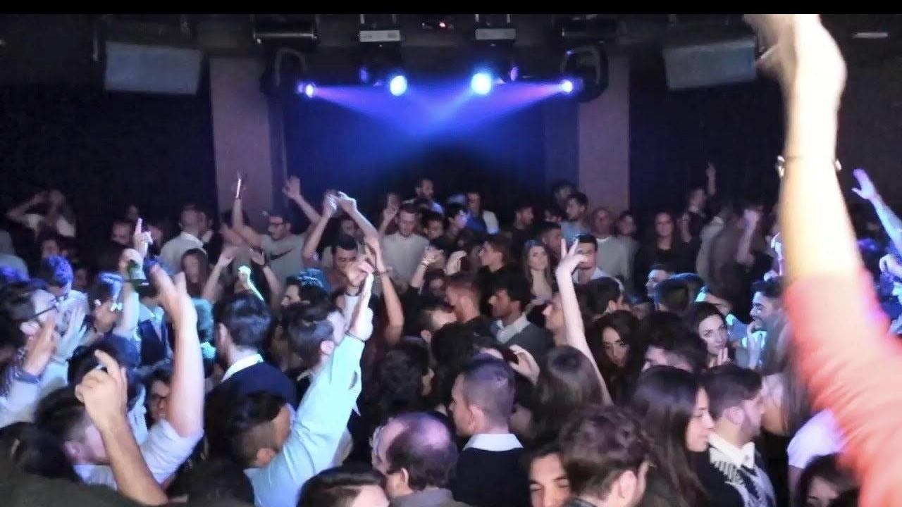 Gente che balla in discoteca (foto d'archivio)