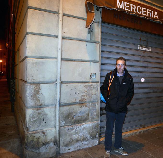 Ladro prende a bastonate una merciaia 