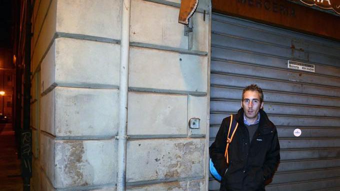 Ladro prende a bastonate una merciaia