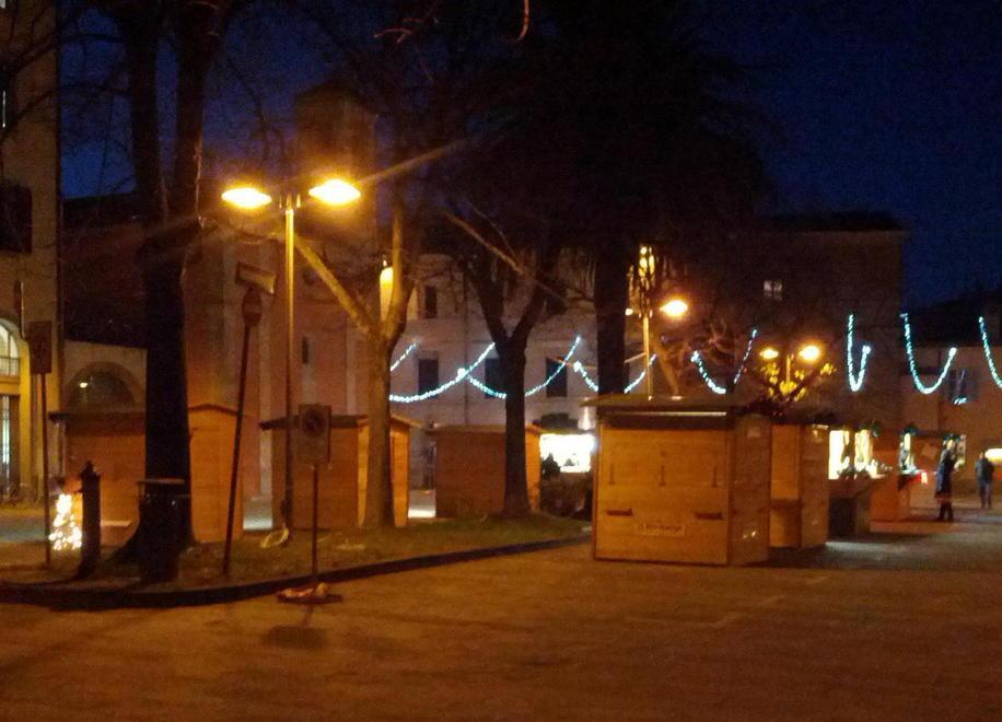 Il mercatino di Natale in piazza della Palma alle 17 di martedì 9 dicembre: completamente vuoto