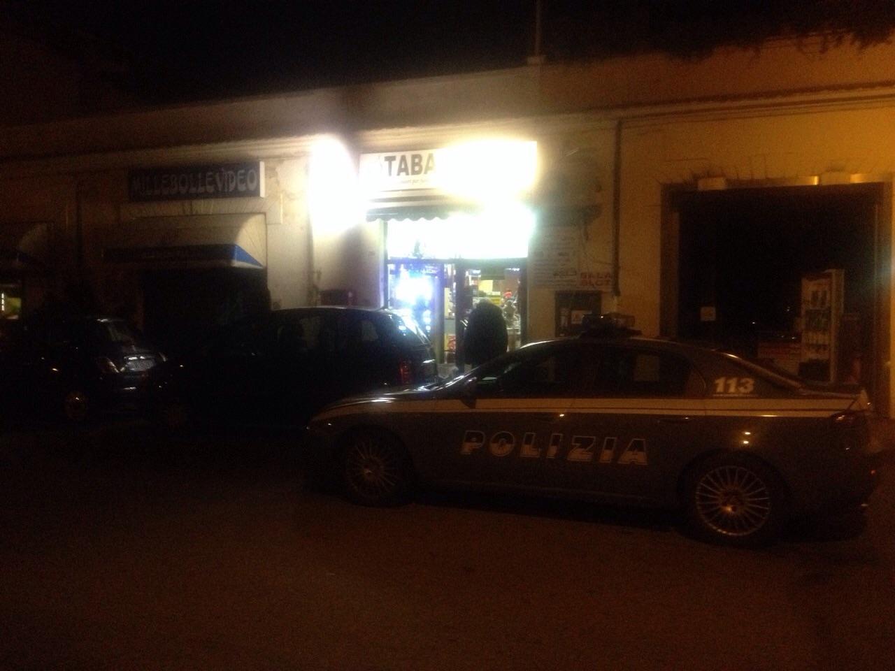 La polizia durante l'intervento in via Roma dopo la rapina