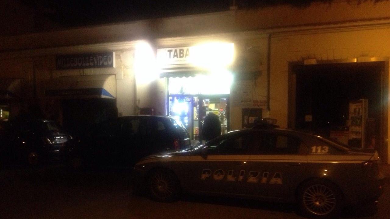 La polizia durante l'intervento in via Roma dopo la rapina