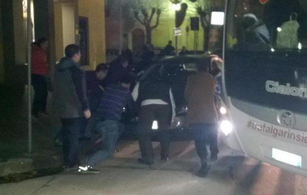 I turisti scendono dal bus per spostare l’auto 