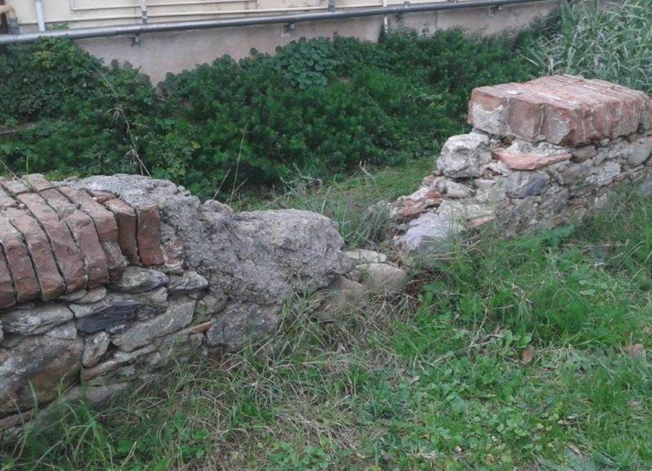 Muri franati ed erba alta Alla Corte sale la protesta 