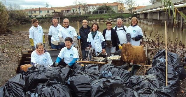 Barche abbandonate ed eternit alla spiaggetta delle Oche