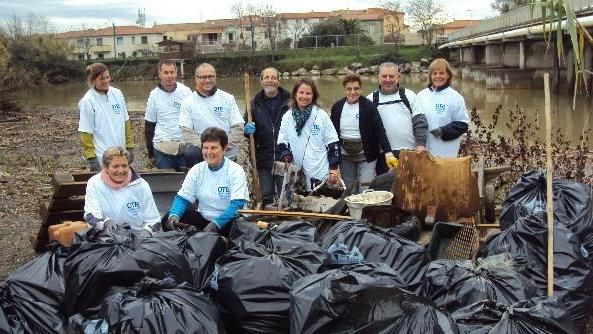 Barche abbandonate ed eternit alla spiaggetta delle Oche