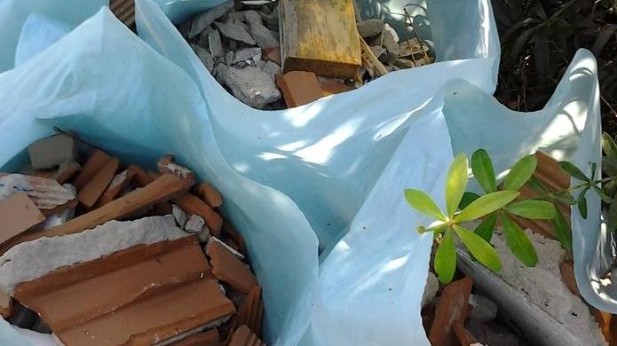 Giannella, una discarica di calcinacci con vista sul mare
