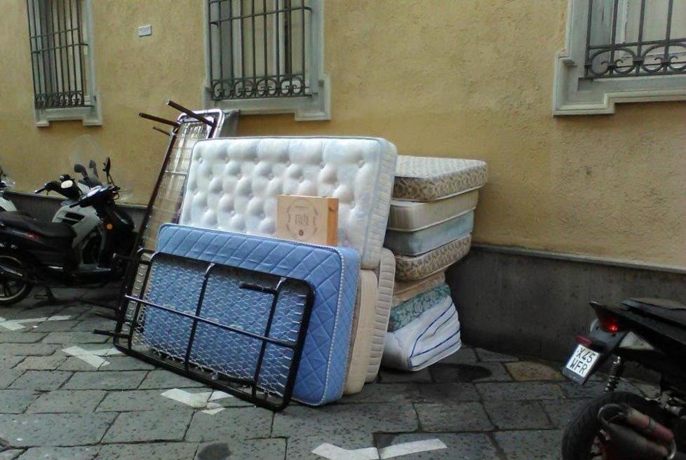 Cacciati di qua, spuntano là Ecco il triste valzer dei rifiuti