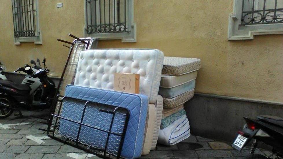 Cacciati di qua, spuntano là Ecco il triste valzer dei rifiuti