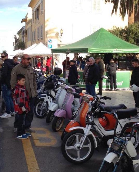 Migliaia di persone alla prima edizione del “Vespa Day” 