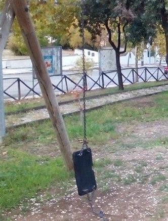 Parco giochi in balia dei vandali 