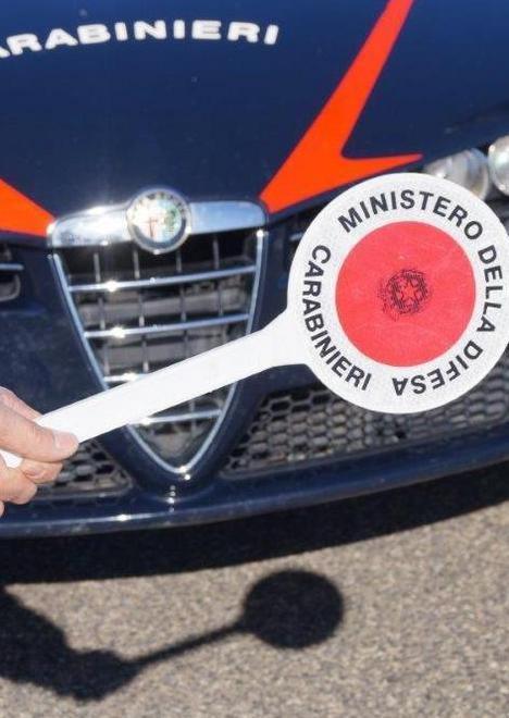 Ubriaco si schianta in caserma 