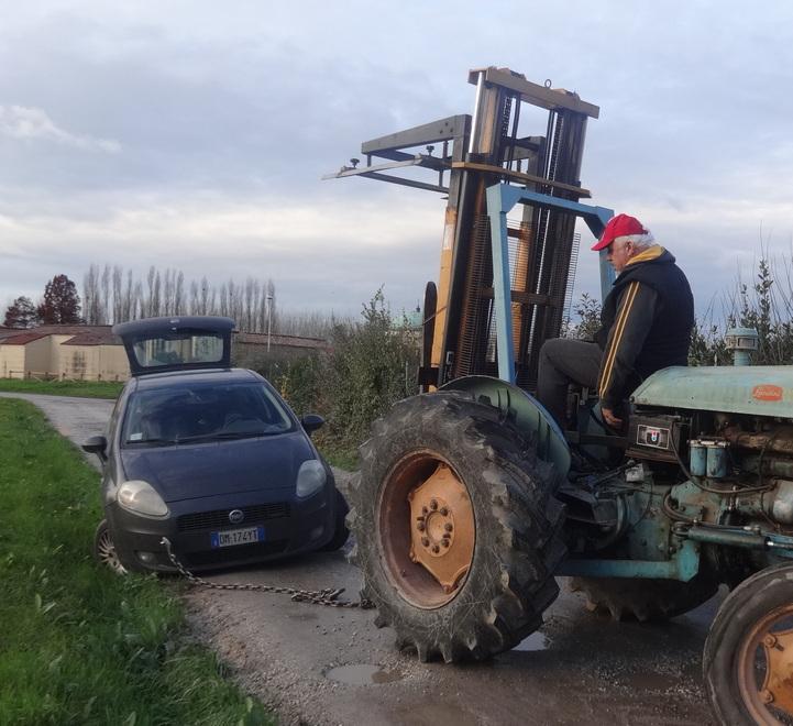 Cede il ciglio e l’auto esce di strada I cittadini: è l’ennesima volta che accade