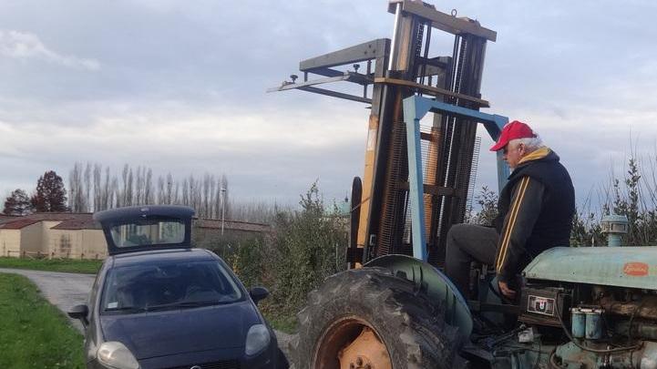 Cede il ciglio e l’auto esce di strada I cittadini: è l’ennesima volta che accade
