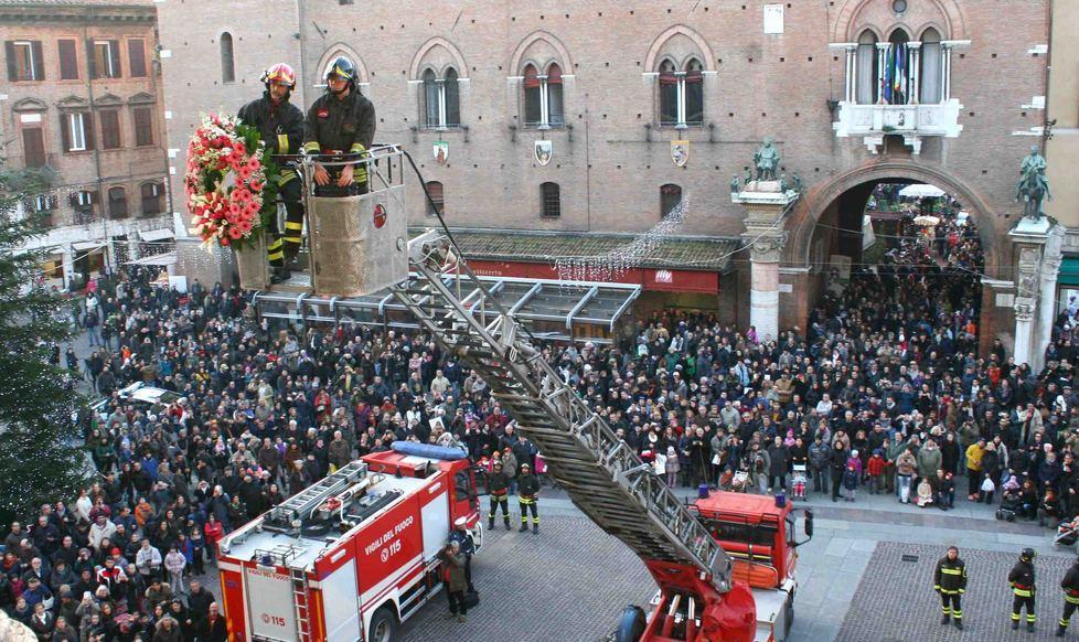 L’omaggio dei vigili del fuoco con i fiori alla Madonna