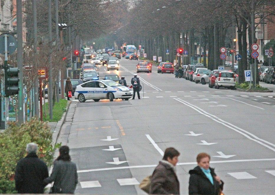 Parcheggi da esaurito, code e blocco Cavour-Giovecca 
